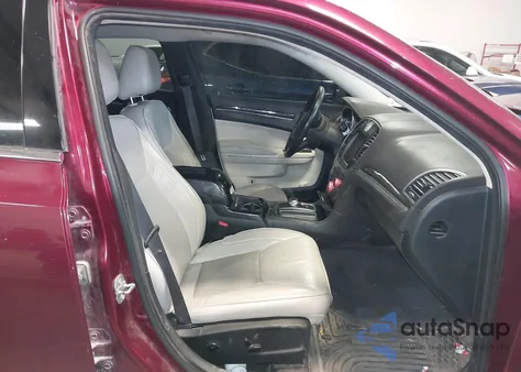 2018 Chrysler 300 Limited Awd z USA, uszkodzony, nr VIN 2C3CCAKG9JH137752